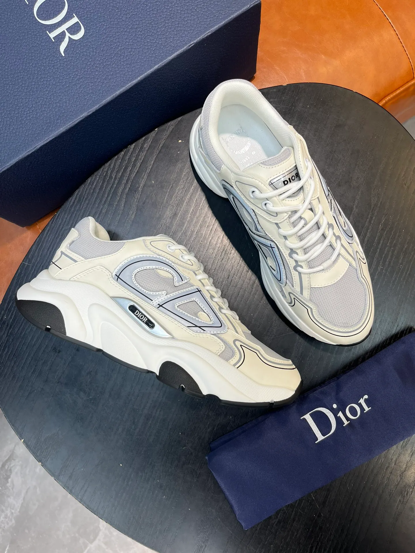 Factory price 540💰Dior B22 men's jogging fashion sneakers. This item draws inspiration from retro jogging shoes. It adopts a thick low-top design, with an upper made of leather and mesh fabric, and a black and white engraved rubber sole. Decorated with an embossed "CD" logo on the side. Code number: 39-44